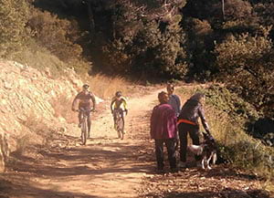 Ciclistes i gent passejant al Parc. Autora: Laura Buisán