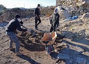 Arqueòlegs excavant al peu de la torre<br />de l'Homenatge. Autor: Ajuntament de Montornès