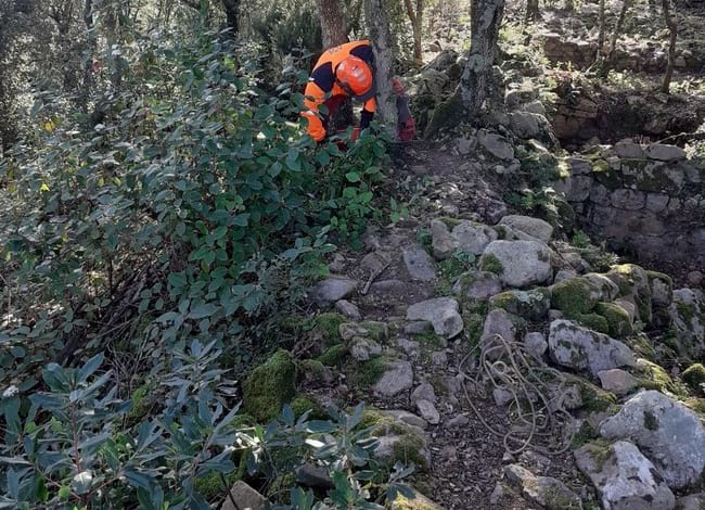 Personal de manteniment del Parc treballant<br />a l'entorn del jaciment. Autor: XPN