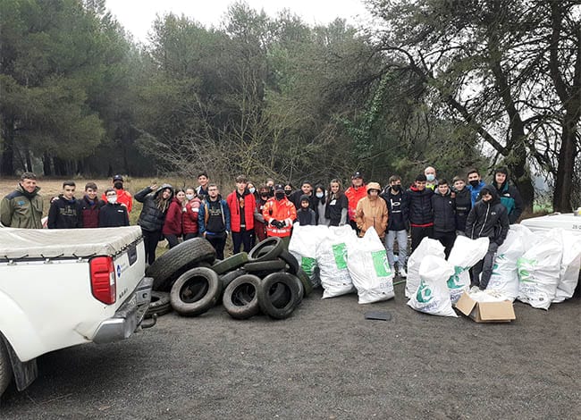 Els participants amb la brossa recollida. Autor: Jordi Vergés Cedó