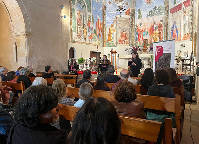 La poeta Anna Tobias va presentar una proposta poètica plena d'humor. © Tramoia Cultura