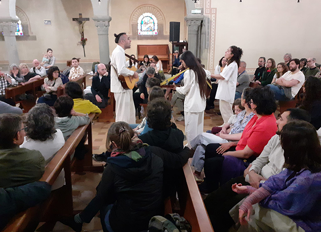 Els artistes Jo jet & Maria Ribot durant l'actuació a l'església de Torribera. Autoria: XPN