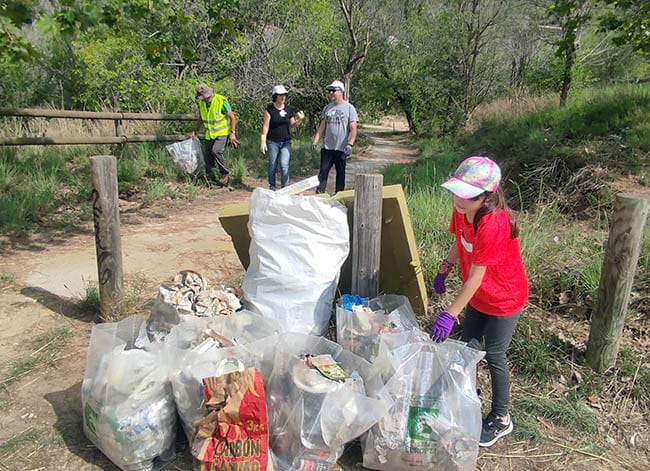 Infants i grans van netejar l'entorn del centre. Autor: Hospital Germans Trias