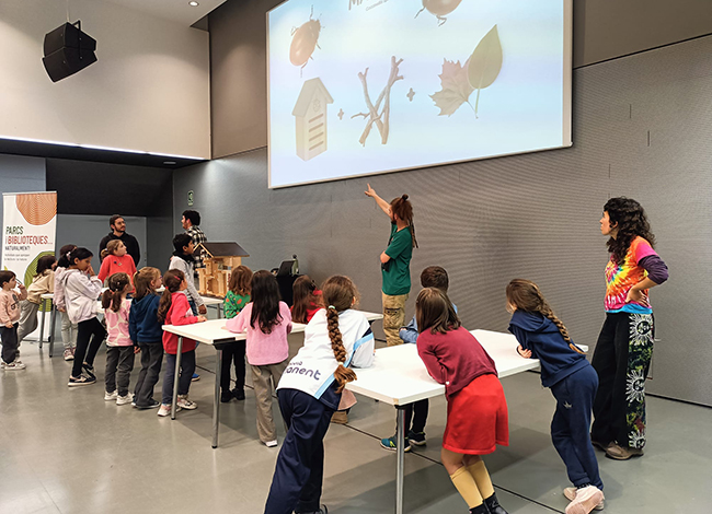 L'alumnat de l'ISMAB liderant l'acció d'educació ambiental. Autoria: XPN