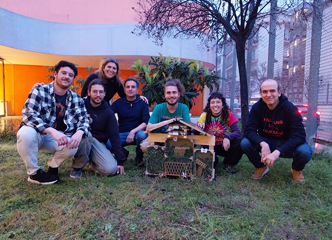 Instal·lació de l'hotel d'insectes al jardí de la biblioteca. Autoria: XPN