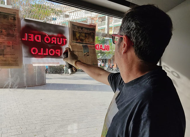 Acció artística del projecte mOts a la Biblioteca de Singuerlín de Santa Coloma de Gramenet. Autoria: XPN