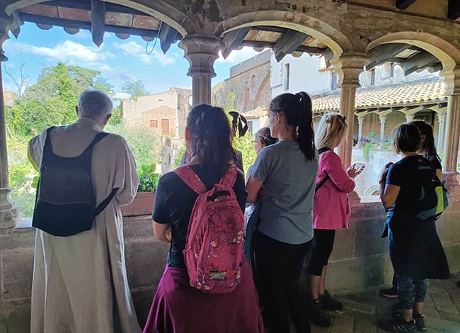 Visita al monestir de Sant Jeroni de la Murtra durant la caminada. Autoria: XPN