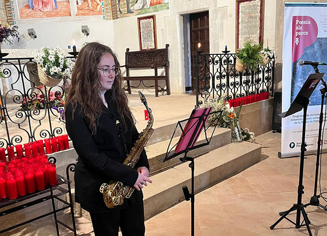La saxofonista Yvette Alba va acompanyar el recital musicalment. © Tramoia Cultura