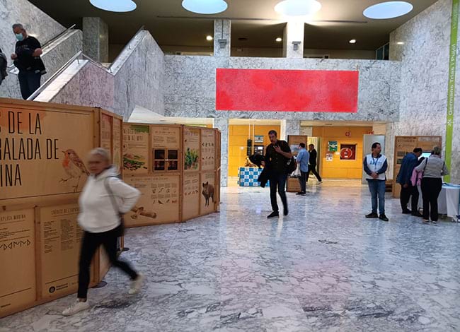 Exposició temporal al vestíbul de l'Hospital Germans Trias i Pujol. Autor: Parc de la Serralada de Marina