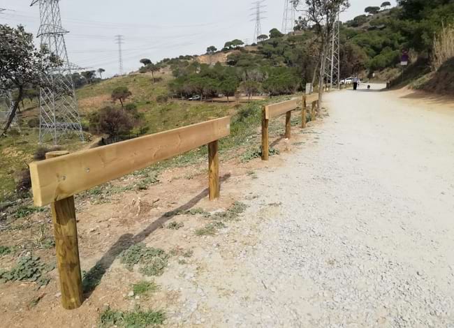 Tanques de fusta instal·lades al camí. Autor: Ajuntament de Santa Coloma de Gramenet