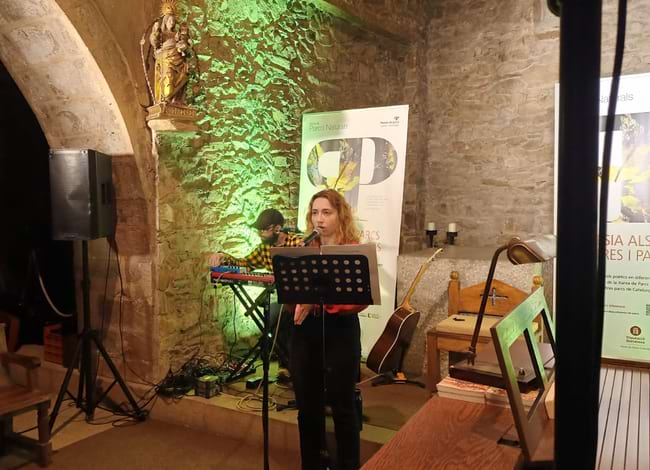Neus Gómez recitant a l'ermita de Sant Pere de Reixac amb Roger Torrent, d'Ós Bru. Autor: Tramoia Cultura