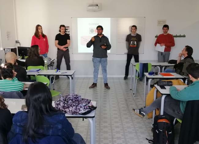 Alumnes presentant les seves propostes d'activitats. Autor: Institut Rubió i Tudurí