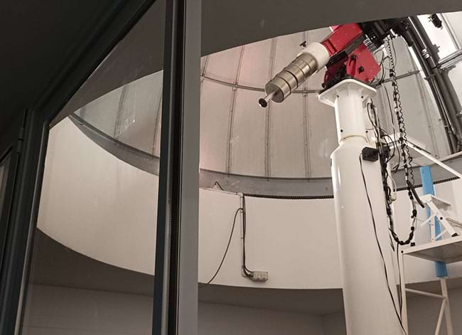 El telescopi, amb els vidres que separen la cúpula. Autor: Grup d'Astronomia de Tiana
