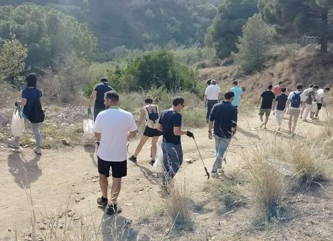 Grup de voluntaris i voluntàries durant l'actuació ambiental. Autor: Plant for the Planet