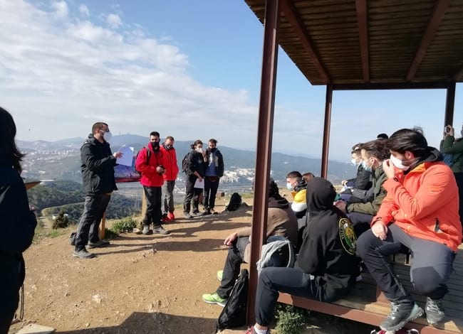 Alumnes durant la visita a l'itinerari senyalitzat.<br />Autor: Institut Rubió i Tudurí