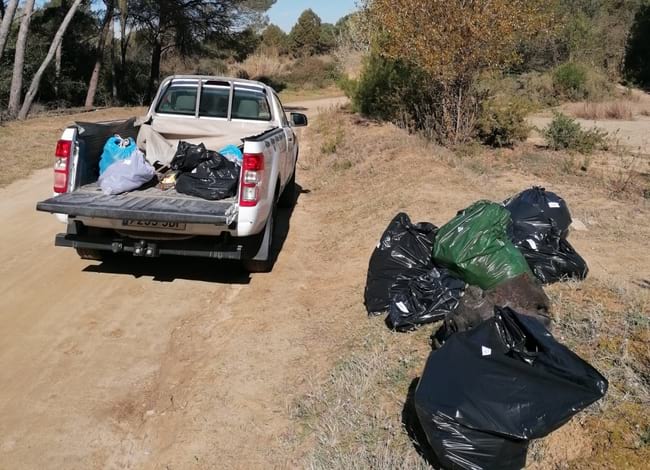 Bosses de brossa recollida al costat d'un vehicle<br />del Parc. Autor: XPN