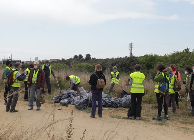Voluntaris al voltant de les deixalles recollides. <br />Autor: Cercle de Voluntaris