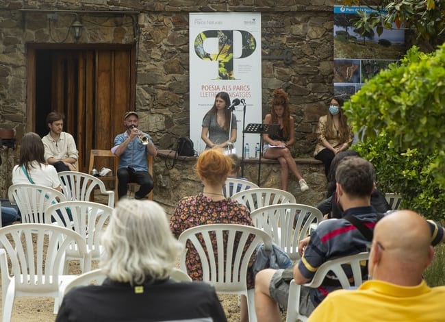 Els músics i les tres poetes durant el recital al Parc de la Serralada de Marina. Autor: Tramoia Produccions Culturals