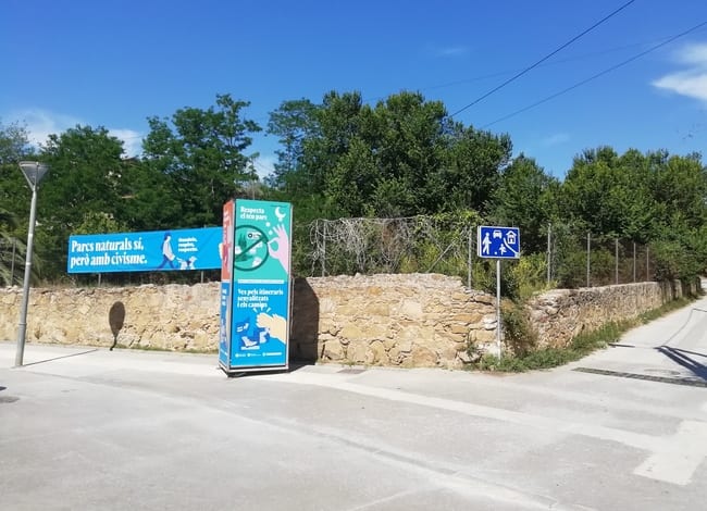 Torreta i pancarta en un dels accessos al Parc de la Serralada de Marina. Autor: XPN
