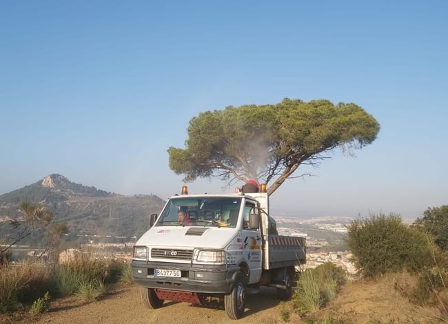 Vehicle aplicant el tractament biològic de la processionària. Autor: Centroplag