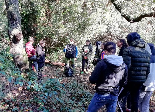Els alumnes de Quintanes amb un tècnic del Parc fent l'itinerari del torrent de l'Amigó. Autor: XPN