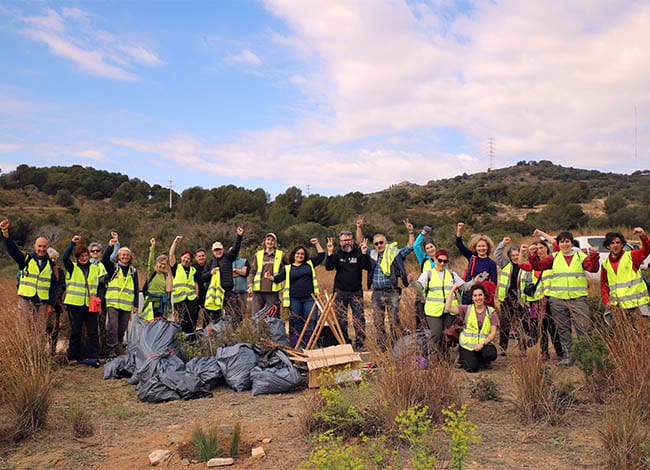 El grup de voluntaris, un cop recollida la brossa i plantes invasores i fetes les plantacions. Autor: Cercle de Voluntaris