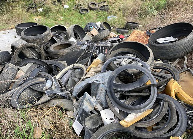 Una part de l'abocament de pneumàtics fet al Parc. Autor: ADF 301