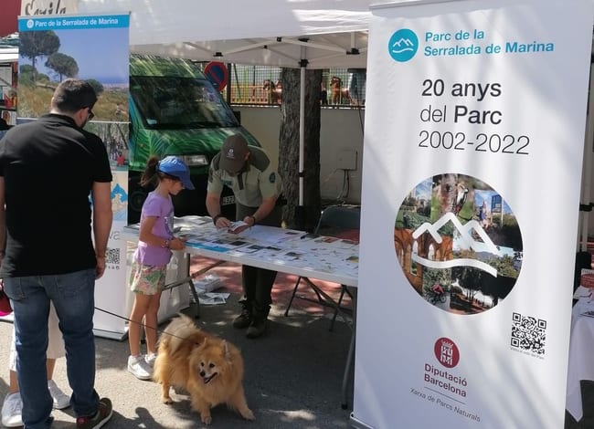 Guarda informant visitants durant la 2a Fira FostAnimal. Autor: XPN