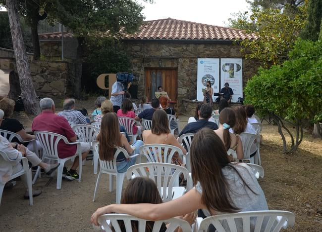 Instant del recital a l'ermita de Sant Pere de Reixac. Autor: Tramoia Produccions Culturals
