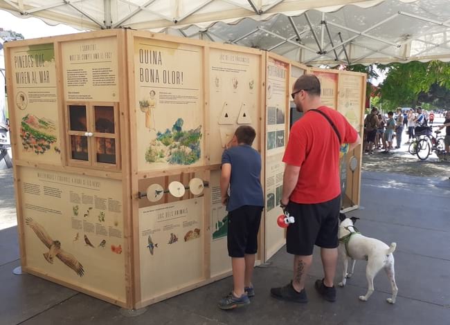 Dos visitants a l'exposició del Parc de la Serralada de Marina. Autor: XPN