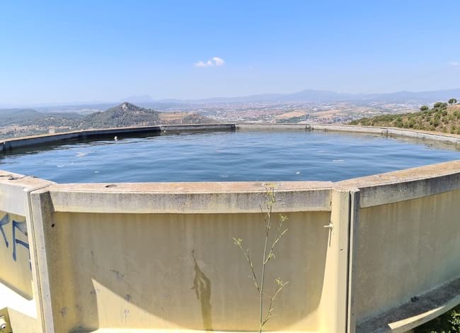 Bassa contra incendis a Santa Coloma de Gramenet, ja operativa i plena d'aigua. Autor: XPN