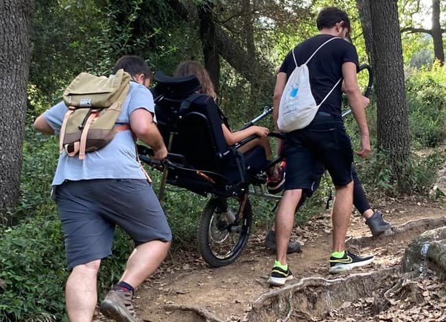 La jove estudiant amb la cadira Joëlette i els monitors de l'Escola de Natura del Corredor, en la seva visita al Parc. Autor: XPN