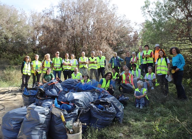Grup de voluntaris amb els plàstics recollits. Autor: Cercle de Voluntaris