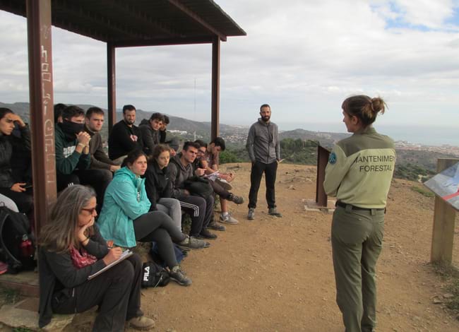 Joves estudiants de l'Institut Rubió Tudurí amb personal del Parc al Puig Castellar. Autor: XPN