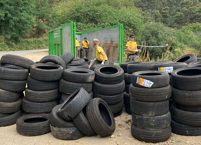 Es calcula que s'acabaran retirant de 2.000 a 3.000 pneumàtics. Autoria: Consorci del Parc Natural de la Serra de Collserola