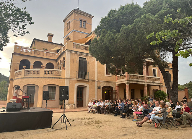 Concert de Gemma Humet amb Vil·la Joana com a escenari de fons. Autoria: Tramoia Cultura