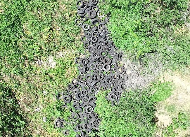 Panoràmica de l'abocament dels pneumàtics. Autoria: Consorci del Parc Natural de la Serra de Collserola