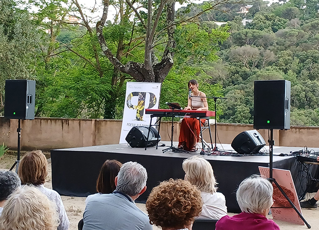 Gemma Humat recitant i tocant el piano en un moment del recital. Autoria: XPN