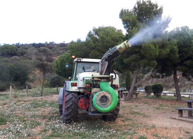 Moment del tractament. Tractor equipat amb canó atomitzador. Autoria: Arxiu CPNSC