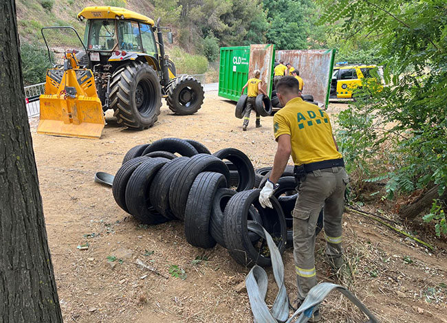 Sistema de retirada dels pneumàtics per part del personal de l'ADF. Autoria: Consorci del Parc Natural de la Serra de Collserola