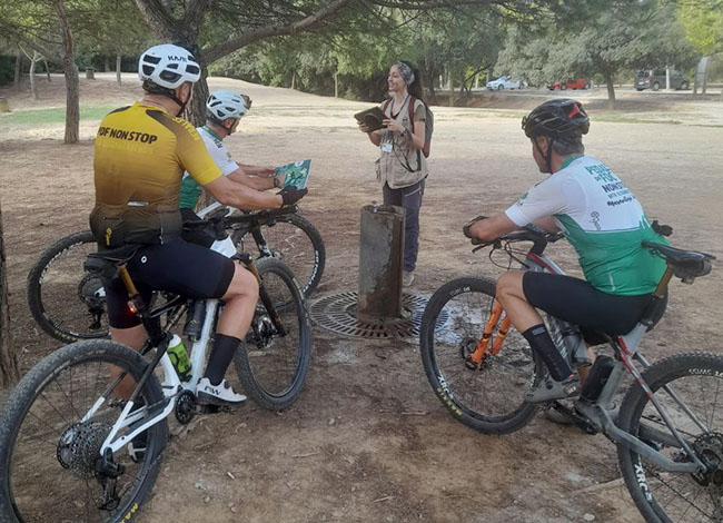 Una informadora amb un grup de ciclistes. Autor: CPNSC