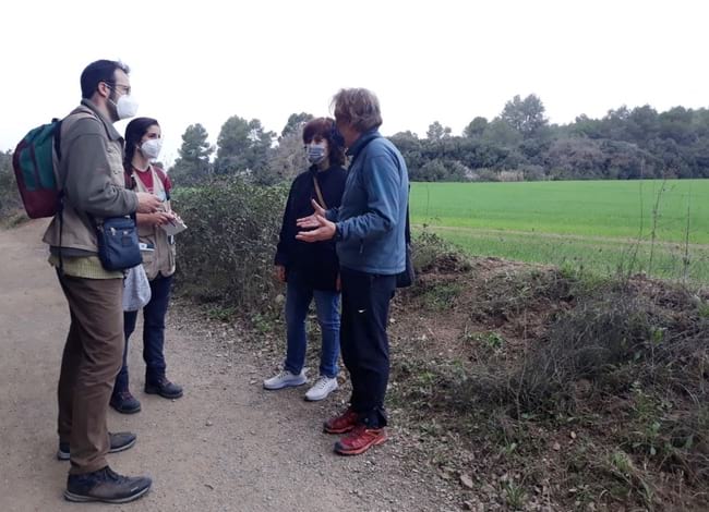Una parella d'informadors atenent usuaris del Parc Natural. Autor: CPNSC
