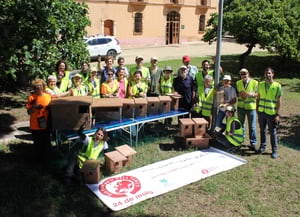 Voluntaris amb les capses niu. Autor: Cercle Voluntaris