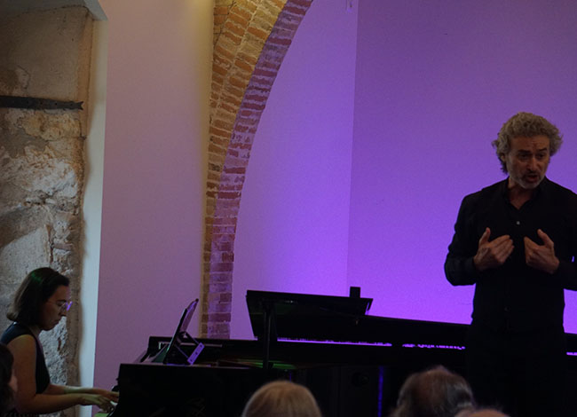 El baríton Toni Marsol va interpretar Mozart i Donizetti amb complicitat i humor intel·ligent. Autoria: Miquel Ripeu
