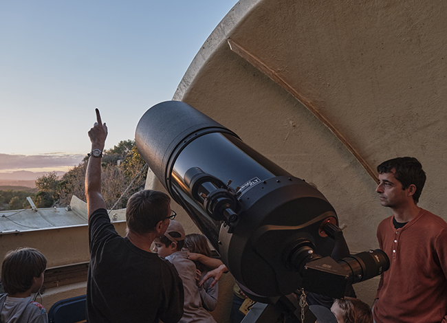 Activitat d'observació astronòmica al Parc del Garraf. Autoria: Oriol Clavera