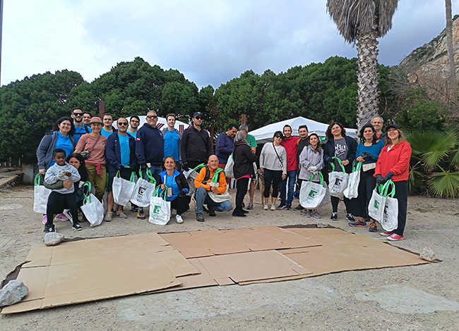 Fotografia de grup amb els participants a la jornada de neteja. © Club Nàutic Garraf