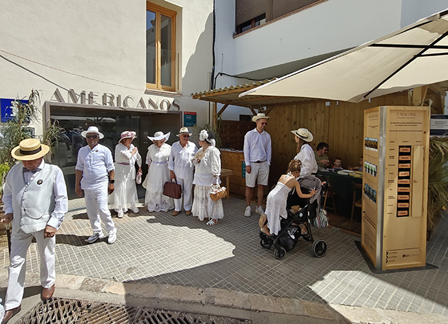 Els indians, davant de l'estand informatiu. Autor: XPN