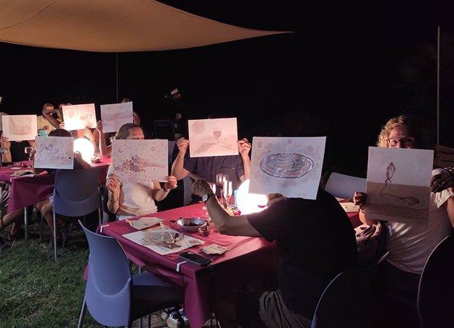 Els participants, amb les seves pintures al vi. Autoria: Marta Arañó