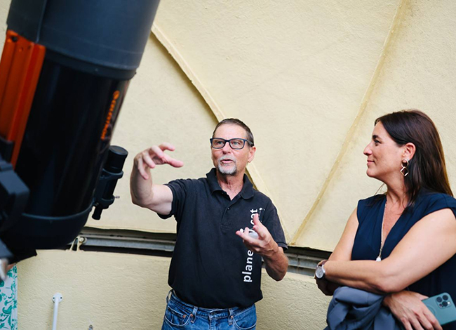 La consellera, amb Carles Shnabel, a la cúpula de l'observatori. Autoria: Gencat