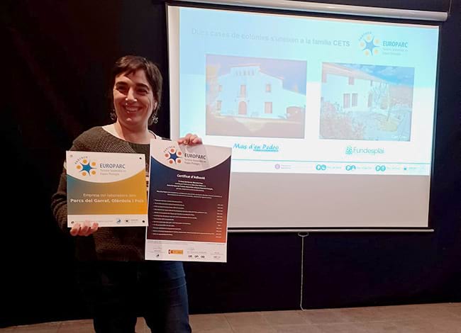 La tècnica de turisme de Cubelles, Imma Laborda, va recollir el certificat de Mas d'en Pedro. Autor: XPN